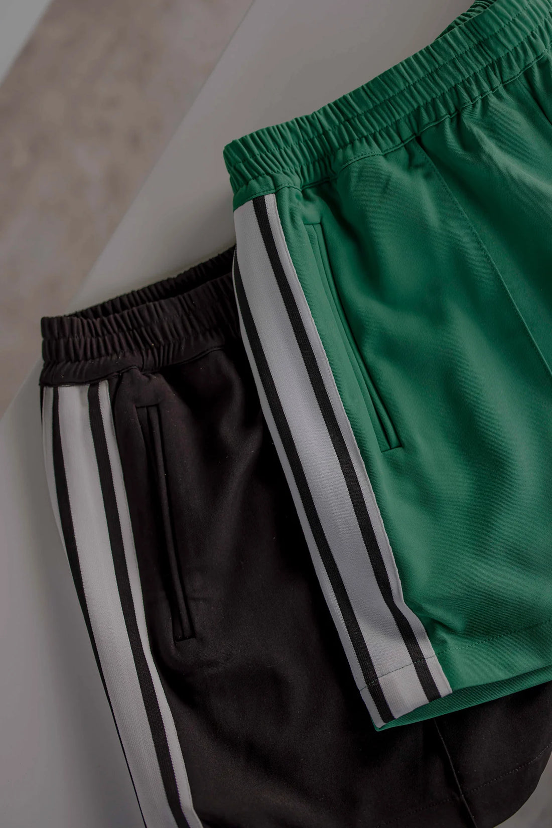 RAEF ROBBIE STRIPED SHORT BLACK